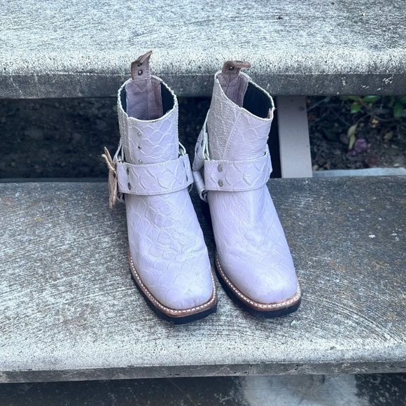 Freebird by Steven Whiskey Boots in the color Mood ring. Size 6. - Picture 2 of 4